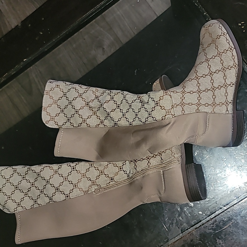 Woman's Calf Fitting Knee High Flat Boots
